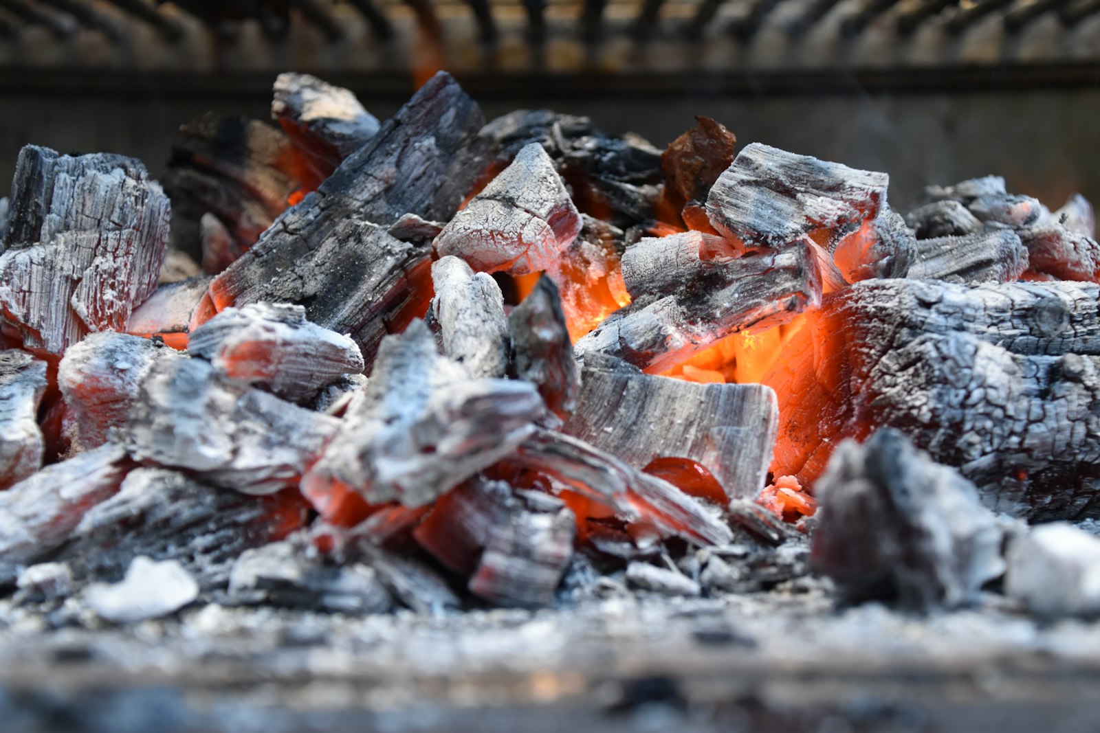 Carbón encendido al rojo vivo en una parrilla